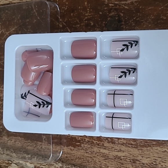 2/$16 Boho Leaf Press on Nails - Picture 11 of 16